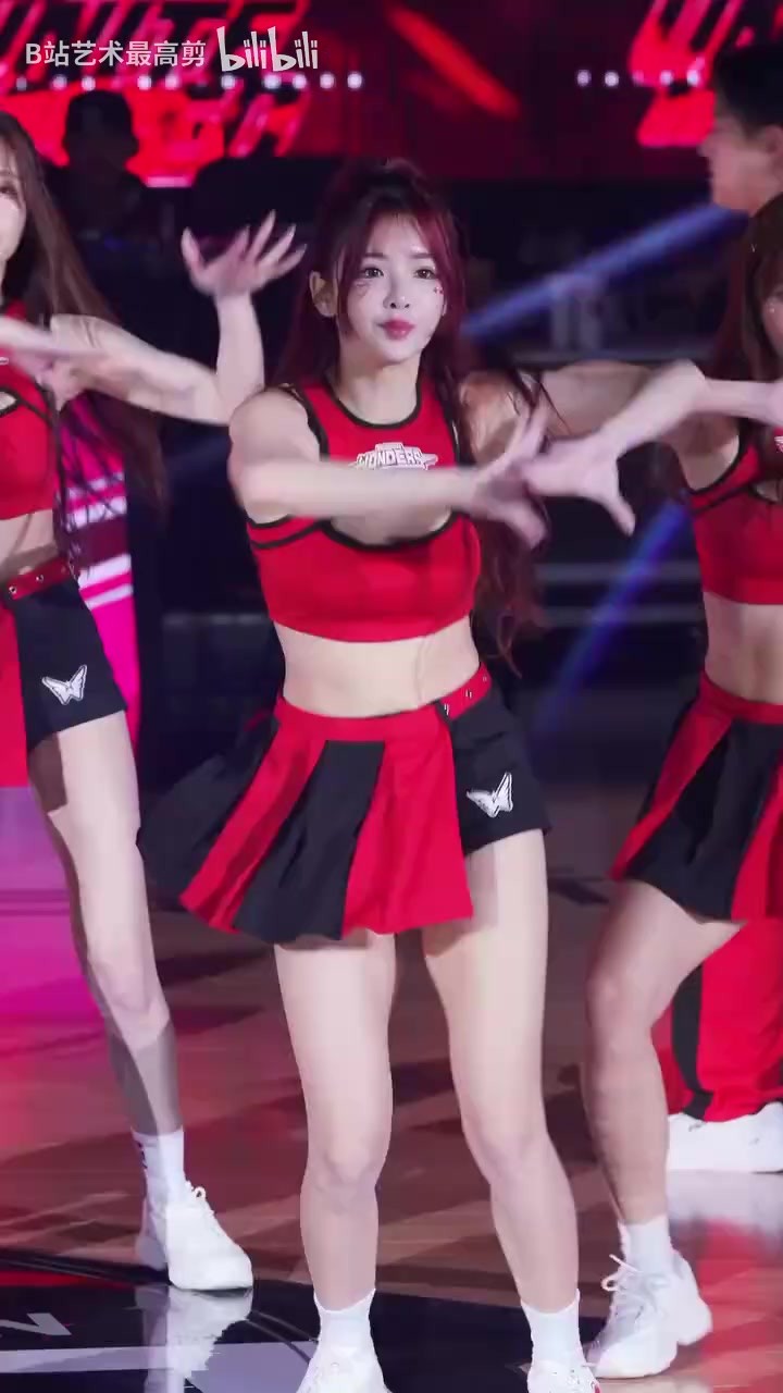 😍怎能不为她着迷？台妹啦啦队美女的多套装扮~
